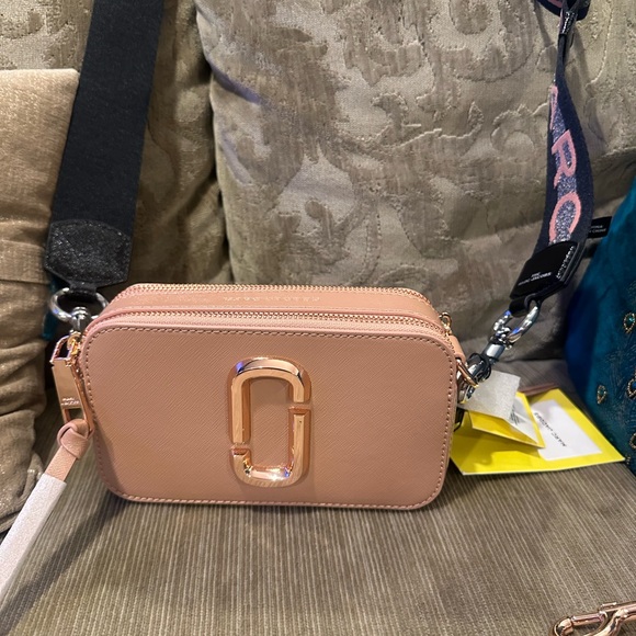 Marc Jacobs Pink Crossbody Bag with Smooth Leather and Gold Hardware - Picture 1 of 4